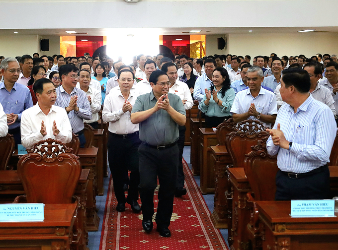 thu-tuong-giai-dap-nhieu-vuong-mac-cua-cu-tri-can-tho-ve-nong-nghiep-182905_688.jpg Thủ tướng Chính phủ tiếp xúc với các cử tri TP Cần Thơ, trước kỳ họp thứ 8, Quốc hội khóa XV. Ảnh: MT.