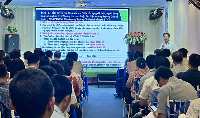 hoi-nghi-tap-huan-cong-tac-to-chuc-can-bo-thuoc-bo-nn-ptnt-104037_687.jpg Các đại biểu nghe báo cáo tình hình, kết quả thực hiện quy định về công tác tổ chức cán bộ của một số đơn vị thuộc Bộ NN-PTNT.