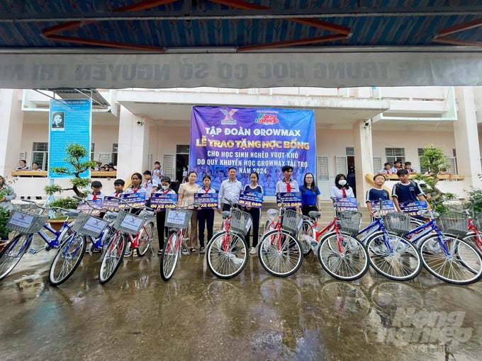 ng-thi-minh-khai-205204_893-205205.jpg Quỹ khuyến học GrowMax tặng 10 xe đạp cho học sinh trường THCS Nguyễn Thị Minh Khai, phường 5, TP Bạc Liêu. Ảnh: Trọng Linh.