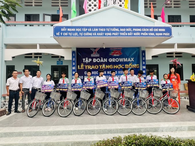 z5929158930965_30f475b769509fb39ada7e917e772d68-205203_517-205204.jpg Quỹ khuyến học GrowMax tặng 10 xe đạp cho các em học sinh tại trường THCS Trần Văn Ơn, phường 8 TP Bạc Liêu. Ảnh: Trọng Linh.
