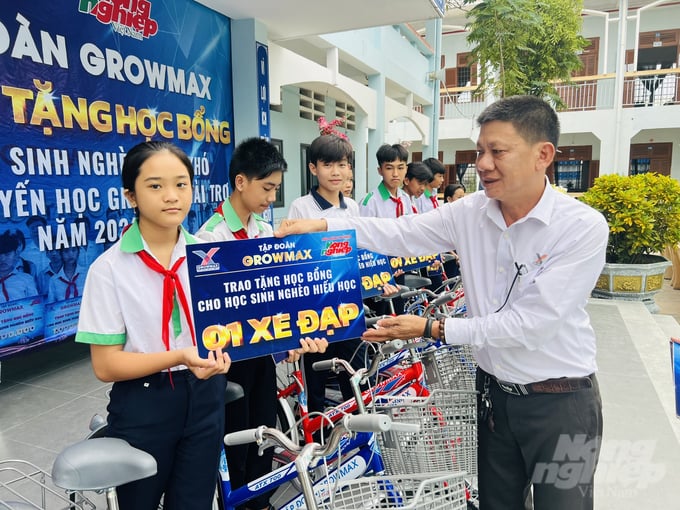 z5929160410527_aebebbba108933560f5cc70d078167df-205205_886-205206.jpg Ông Dương Văn Huy, đại diện Tập đoàn GrowMax trao tặng xe đạp cho học sinh trường THCS Trần Văn Ơn. Ảnh: Trọng Linh.