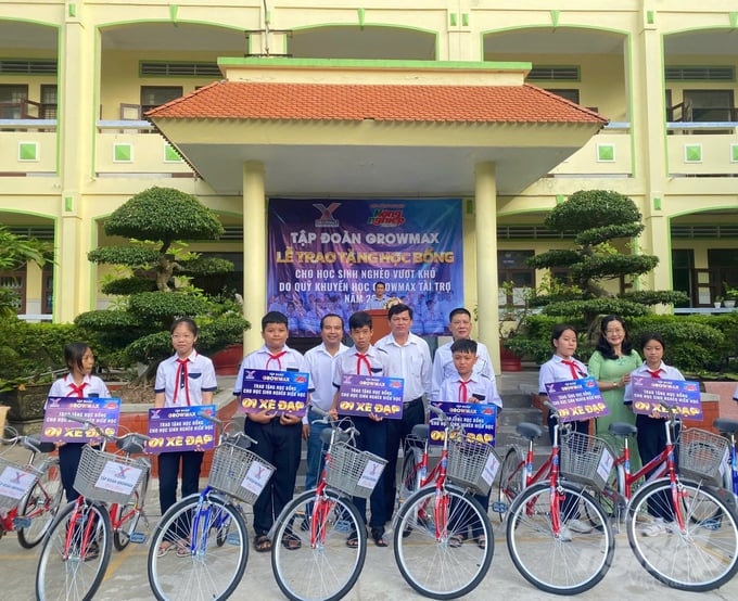 z5937043494961_175951b8ac134438b4944ac0f7477d68-205207_492-205207.jpg Quỹ khuyến học GrowMax tặng 10 xe đạp cho học sinh trường THCS Võ Thị Sáu, phường 3, TP Bạc Liêu. Ảnh: Trọng Linh.