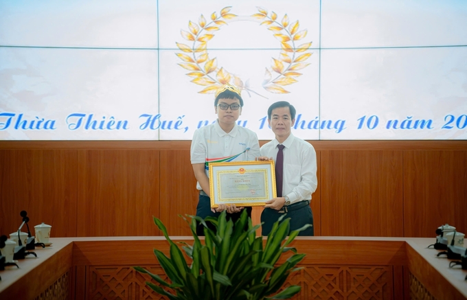 img_20241016_113616-114623_727.jpg Võ Quang Phú Đức nhận bằng khen của Chủ tịch UBND tỉnh Thừa Thiên - Huế.