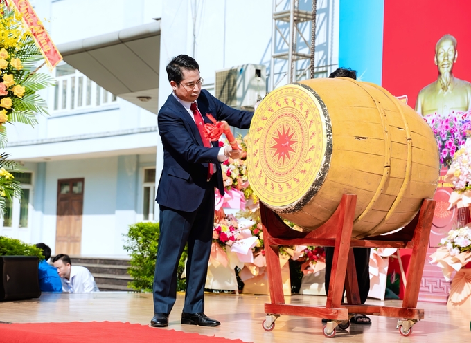 mtm05763-131104_547.jpg GS. TS. Phạm Bảo Dương, Hiệu trưởng trường Đại học Nông - Lâm Bắc Giang, đánh trống khai giảng năm học mới 2024 - 2025. Ảnh: Phạm Hiếu.