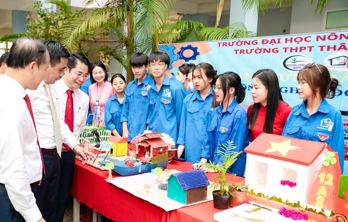 mtm05999-131112_440.jpg Trường Đại học Nông - Lâm Bắc Giang cần đưa thực tiễn vào học đường và cung cấp những sản phẩm đáp ứng tốt các yêu cầu của thực tiễn. Ảnh: Phạm Hiếu.