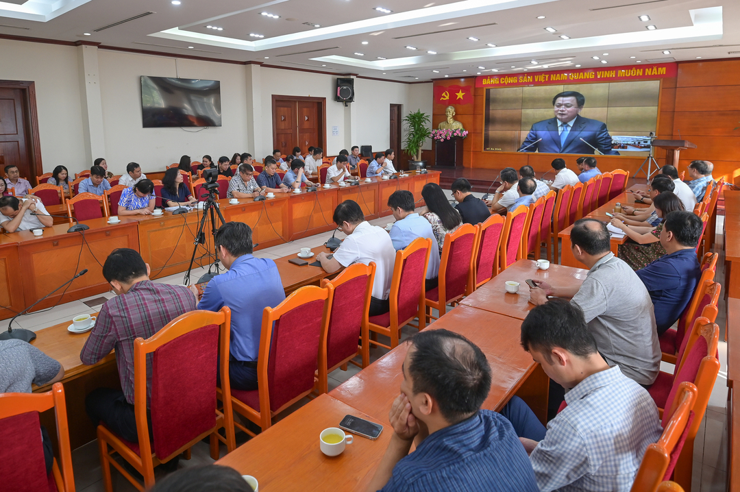 hon-12-trieu-nguoi-nghe-quan-triet-nghi-quyet-trung-uong-10-132404_899.jpg