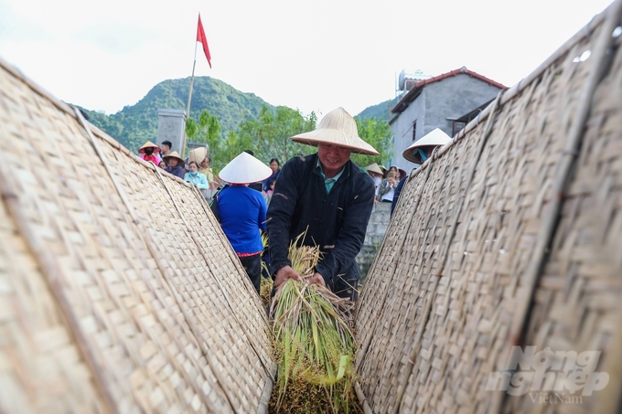 lua-bac-son2-112345_178-112346.jpg 'Nông cụ truyền thống của các dân tộc huyện Bắc Sơn' xuất hiện tại lễ hội, phần nào tái hiện nghề nông xưa, ví dụ như: Cối xay, cối giã gạo, cày, bừa, trục lúa, nơm, giỏ đựng cá… Du khách, nhất là thế hệ trẻ có cái nhìn chân thực, trân trọng, thấu hiểu hơn về nghề nông và những nông cụ canh tác truyền thống; về đời sống mộc mạc chân chất, tinh thần lao động cần cù, sáng tạo của người nông dân trước đây, từ đó nêu cao ý thức trách nhiệm chung tay gìn giữ những giá trị di sản văn hóa của thế hệ cha ông.