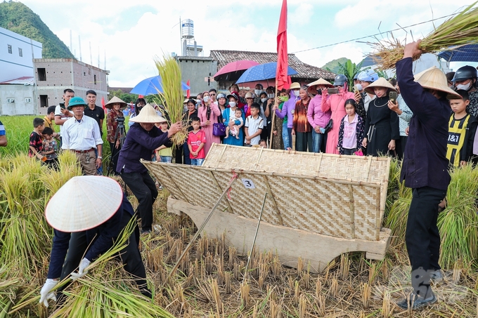 lua-bac-son3-112140_180-112142.jpg Từ 8h00 đến 9h00 ngày 20/10/2024 tại cánh đồng lúa Bắc Quỳnh, diễn ra cuộc thi gặt lúa. Gồm 3 đội thi thuộc các xã Bắc Quỳnh, Long Đống, Hưng Vũ, mỗi đội gồm 4 người: 2 nam, 2 nữ. Các đội thi sẽ dùng công cụ từ thời cha ông xưa để gặt lúa, thu hoạch thóc.