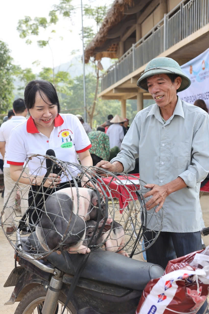 1-nhan-heo-200507_229.jpg Một nông dân Bắc Kạn được hỗ trợ heo giống.