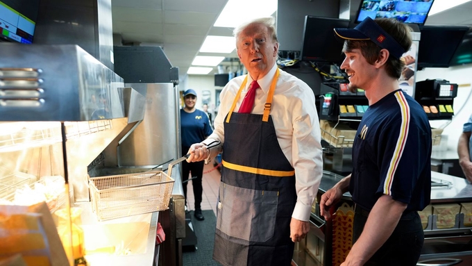 ap24294650661076-080607_569.jpg Ứng viên đảng Cộng hòa Donald Trump chiên khoai tây tại một cửa hàng đồ ăn nhanh McDonald's tại Pennsylvania, Mỹ, hôm 20/10. Ảnh: CNN.
