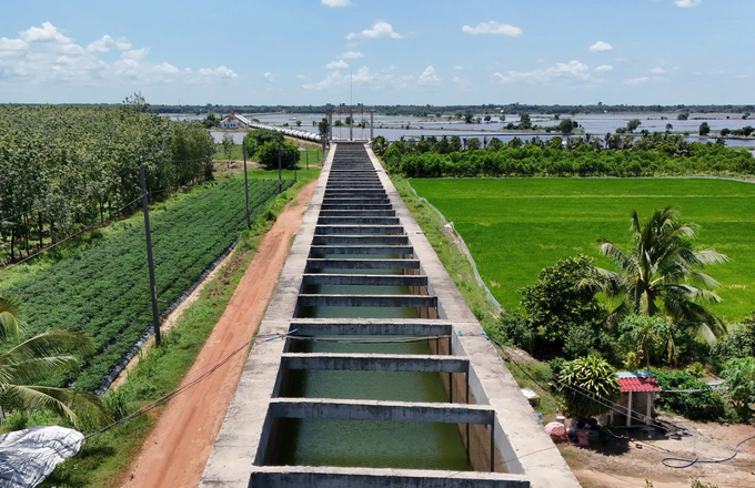 tn-3-133406_514.jpg Kênh chuyển nước hồ Dầu Tiếng qua sông Vàm Cỏ Đông. Ảnh: Trần Phi.