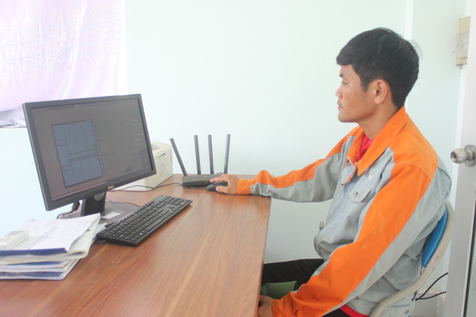 img_1485-080740_318.jpg Nhân viên vận hành nhà máy nước thông qua hệ thống SCADA. Ảnh: Trần Trung.