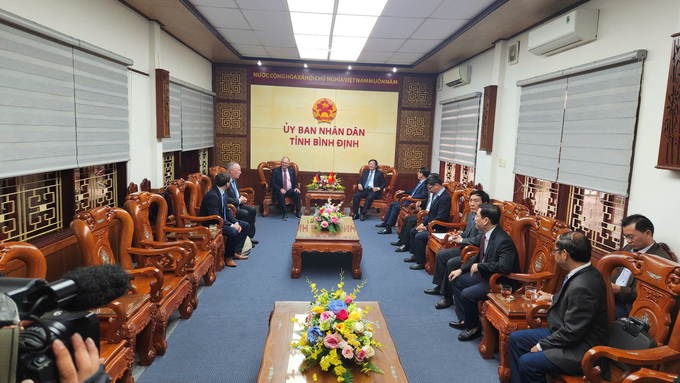 1-080347_570.jpg Lãnh đạo tỉnh Bình Định cùng Tập đoàn PNE trao đổi thông tin liên quan đến dự án điện gió ngoài khơi. Ảnh: V.Đ.T.