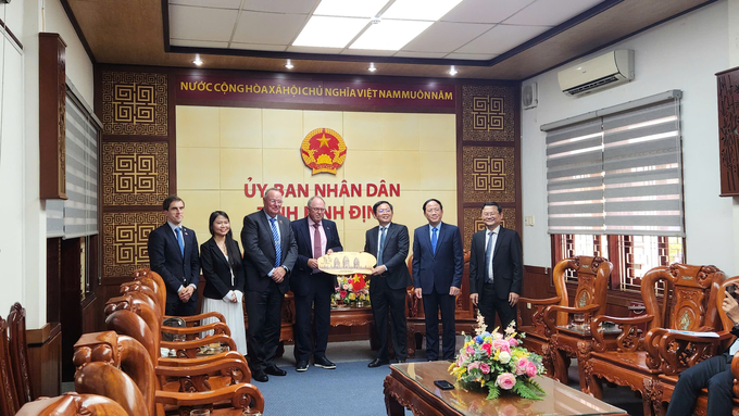 2-080346_770.jpg Ông Hồ Quốc Dũng, Bí thư Tỉnh ủy Bình Định, tặng quà lưu niệm cho ông Per Hornung Pedersen, Chủ tịch kiêm Tổng Giám đốc điều hành Tập đoàn PNE. Ảnh: V.Đ.T.
