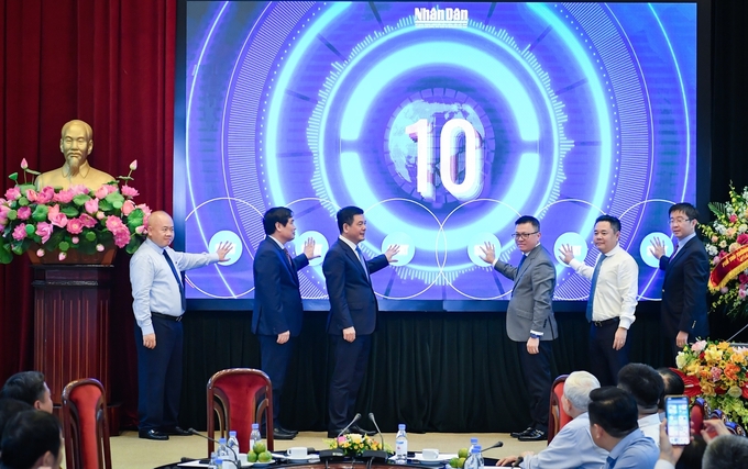 khai-truong-chuyen-trang-thuong-hieu-quoc-gia-tren-bao-nhan-dan-102626_141.jpg Các đại biểu thực hiện nghi thức khai trương chuyên trang Thương hiệu quốc gia. Ảnh: Thành Đạt.