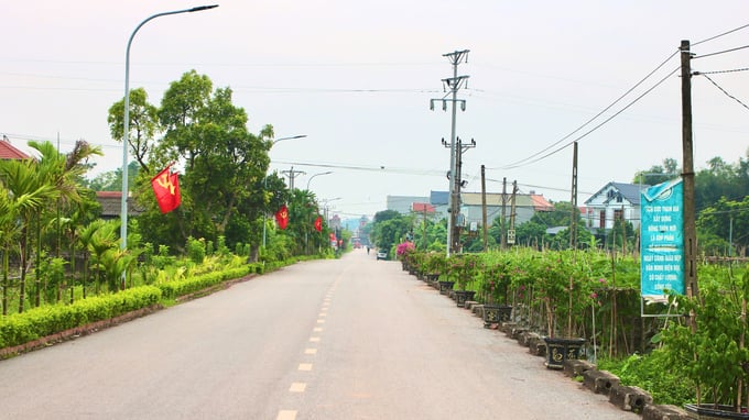 z5772454364345_c482f3831459e97cc9c1a9d5825e5774-202644_47.jpg Đường làng ngõ xóm khang trang, sạch sẽ tại xã Tân Hưng (huyện Lạng Giang). Ảnh: Thanh Phương.