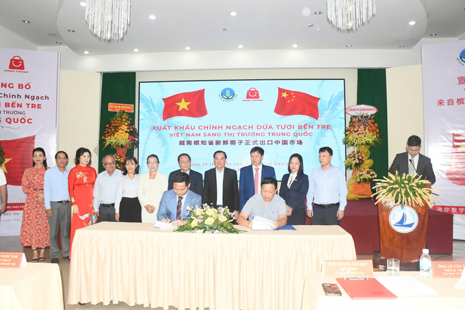 9aa969d1a0a218fc41b38-162839_870.jpg Lễ ký kết hợp đồng mua bán dừa giữa đại diện doanh nghiệp Trung Quốc và Việt Nam. Ảnh: Cẩm Trúc.