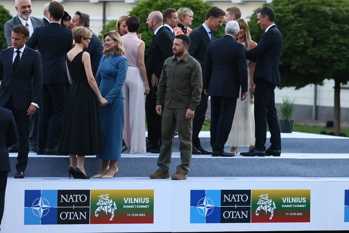imrs-150703_701.jpg Tổng thống Ukraine Volodymyr Zelensky một mình sau khi chụp ảnh chung với lãnh đạo các nước thành viên NATO tại Vilnius, Litva hồi tháng 7/2023. Ảnh: Getty.