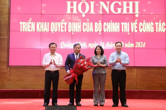 ong-vu-dai-thang-lam-bi-thu-tinh-uy-quang-ninh-111637_98.jpg Lãnh đạo tỉnh Quảng Ninh chúc mừng tân Bí thư Tỉnh ủy.