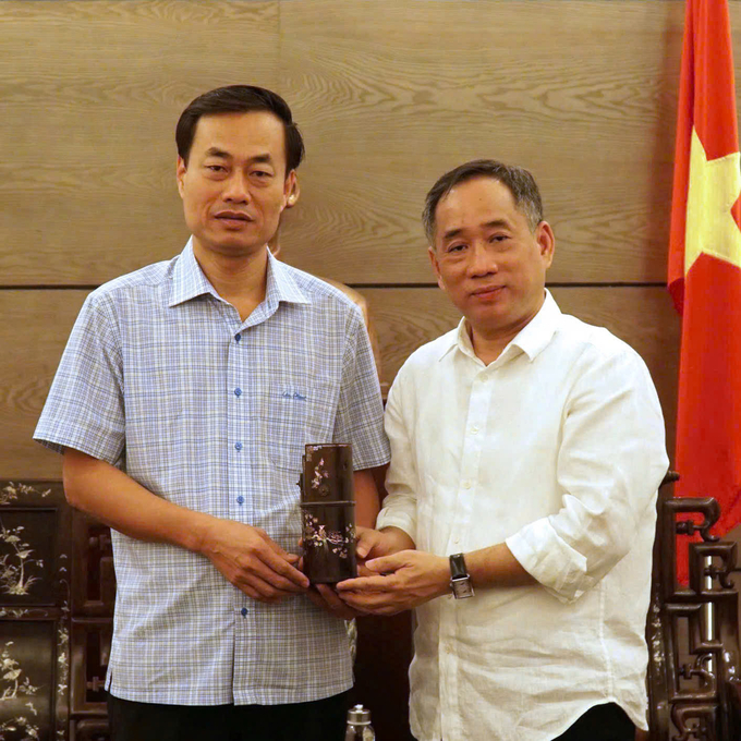z5966620325997_2a2972e556b84d567f518d8a4a65dc7c-183225_808.jpg Kỷ vật ống điếu hút thuốc thường dùng của vua Hàm Nghi được trao tặng cho UBND huyện Cam Lộ, tỉnh Quảng Trị.