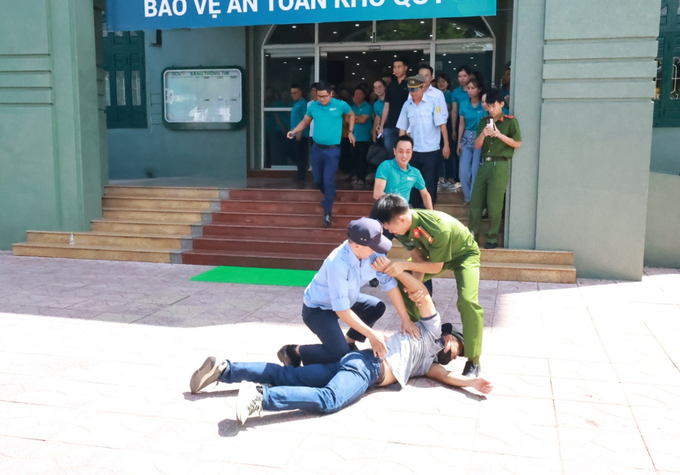 Lực lượng Công an tỉnh Quảng Trị phối hợp Tổ bảo vệ Ngân hàng BIDV Chi nhánh Quảng Trị khống chế tội phạm trong tình huống diễn tập giả định.