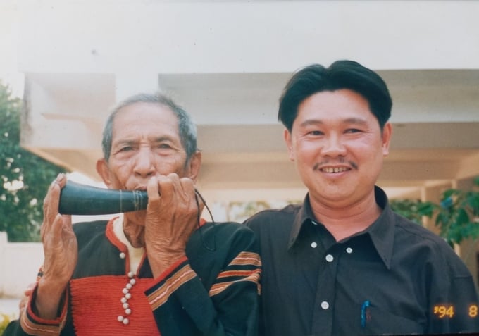 1-voi-a-ma-kong-153328_14.jpg Vua voi Tây Nguyên Đàng Năng Long bên cạnh huyền thoại Tây Nguyên A Ma Kong vào tháng 8/1994. Ảnh: Trương Nhất Vương.