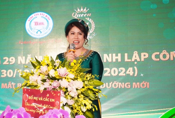 Bà Bùi Thị Hạnh Hiếu, Tổng Giám đốc Công ty Cổ phần Kinh doanh Chế biến Nông sản Bảo Minh chia sẻ, Bảo Minh là đơn vị đầu tiên phát triển quy trình liên kết 7 nhà để tạo ra đẳng cấp cho chất lượng lúa gạo. Ảnh: Hồng Thắm.