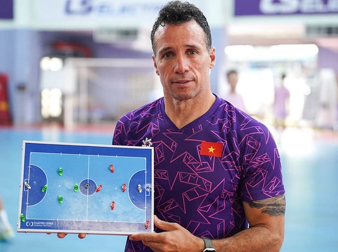f2-192537_3.jpg HLV trưởng đội futsal Việt Nam đặt mục tiêu cụ thể cho các học trò. Ảnh: LĐ