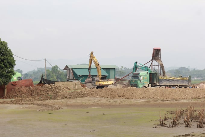 Những bến cát nằm ngay ven sông Hồng và gần đường tỉnh 166, hoạt động ngày đêm.