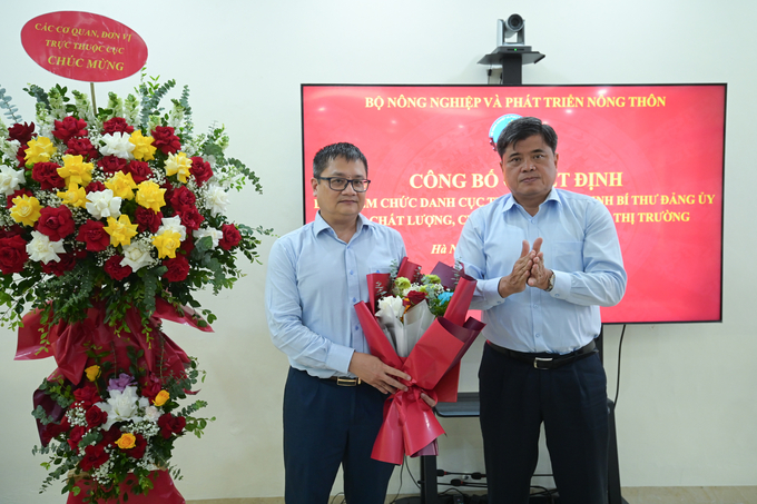 ong-ngo-hong-phong-lam-cuc-truong-nafiqpm-174227_380.jpg Thứ trưởng Trần Thanh Nam (bên phải) trao quyết định bổ nhiệm cho ông Ngô Hồng Phong. Ảnh: Tùng Đinh.