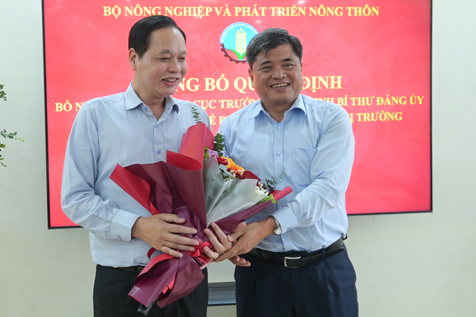 ong-ngo-hong-phong-lam-cuc-truong-nafiqpm-174346_731.jpg Thứ trưởng Trần Thanh Nam trao quyết định nghỉ chế độ cho ông Nguyễn Như Tiệp (bên trái). Ảnh: Tùng Đinh.