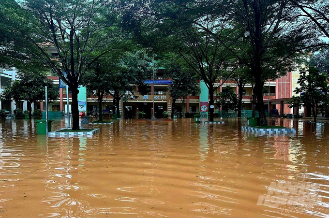 z5978127184535_8fd913acd0733d6e6405dc5c6b0ef601-112837_60-112837.jpg Sân Trường THCS Phước Tân 1, phường Phước Tân, thành phố Biên Hòa bị chìm trong nước khiến học sinh phải nghỉ ở nhà để bảo đảm an toàn. Ảnh: HP.