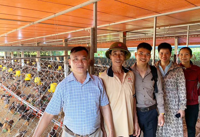nuoi-ga-vietgahp-gan-voi-lien-ket-tieu-thu-huong-di-ben-vung-cho-nong-dan-103020_517.jpg Người dân tham gia mô hình phấn khởi trước thành quả ban đầu. Ảnh: Đinh Mười.