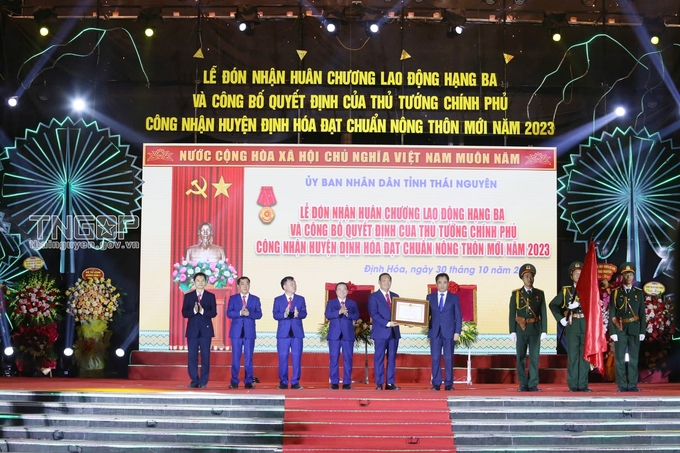 Thừa ủy quyền của Chủ tịch nước, Bí thư Tỉnh ủy Thái Nguyên Trịnh Việt Hùng trao Huân chương Lao động hạng Ba của Chủ tịch nước cho Đảng bộ, Chính quyền và Nhân dân các dân tộc huyện Định Hóa. Ảnh: Thainguyen.gov.vn.