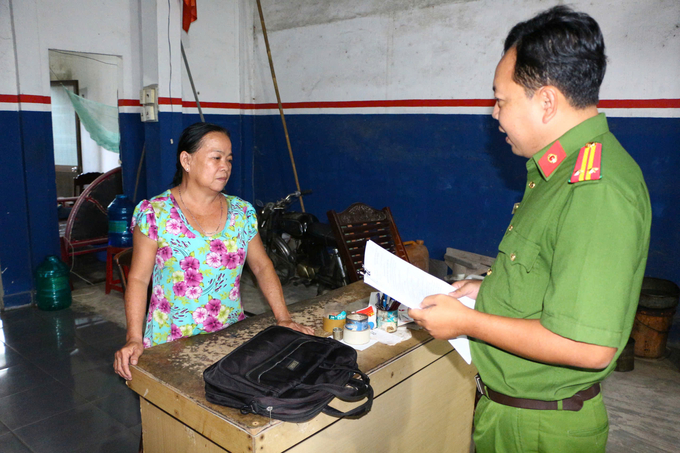 z5984967683264_673555ebf48fabeab46369a6dca9151d-114408_841.jpg Công an tỉnh Vĩnh Long đang đọc quyết định khám xét nhà đối tượng Huỳnh Cẩm Phượng. Ảnh: CTV.
