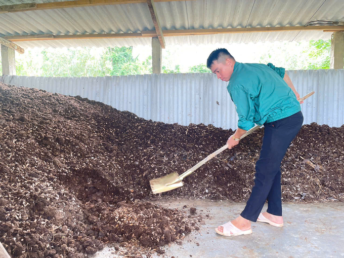 Anh Hiệu đang thực hiện công đoạn trộn phân hữu cơ vi sinh. Ảnh: Trường Giang.