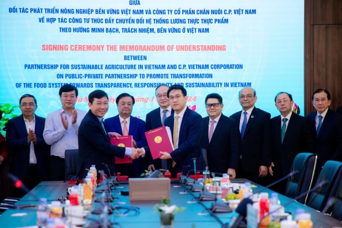 cp3-215738_618.jpg Đại diện C.P. Việt Nam và đại diện PSAV trao đổi biên bản ghi nhớ hợp tác công tư.