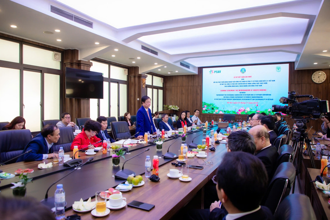 cp6-215928_702.jpg Toàn cảnh buổi ký kết.