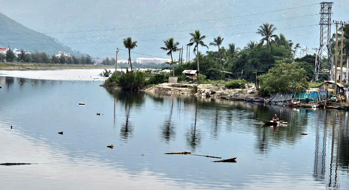 nhu-vem-1-162552_626.jpg Hiện nay, trên địa bàn TP Nha Trang xảy ra tình trạng tái lấn chiếm mặt nước để nhử vẹm không đúng quy định. Ảnh: KS.