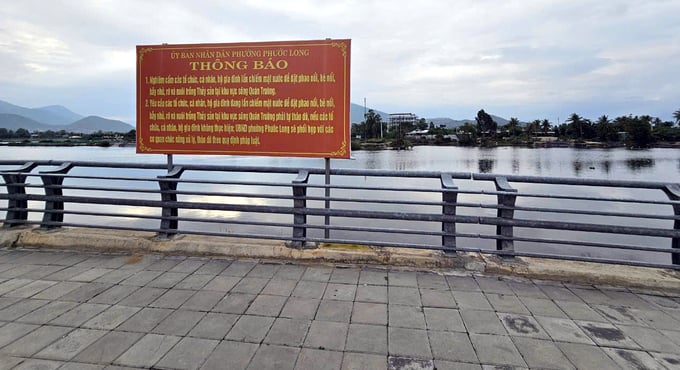 nhu-vem-2-162552_435.jpg Thời gian qua, các địa phương cũng đã thông báo xử lý tình trạng lấn chiếm mặt nước để nhử vẹm trên sông Tắc, sông Quán Trường. Ảnh: KS.
