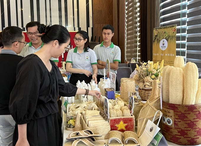 tieu-dung-xanh-153513_68.jpg Người tiêu dùng tìm hiểu các sản phẩm làm từ xơ mướp. Ảnh: Sơn Trang.