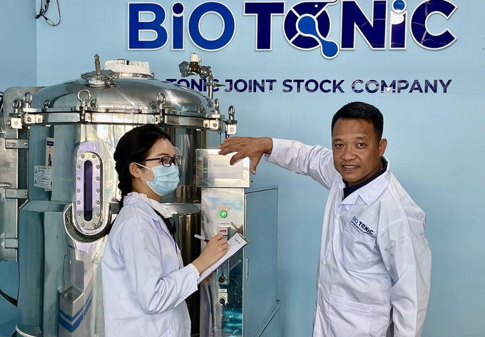 xay-dung-co-so-an-toan-dich-benh-nang-cao-chat-luong-tom-giong-203532_214.jpg 100% cơ sở thuộc Hiệp hội Giống thủy sản Ninh Thuận đạt điều kiện ương dưỡng, an toàn sinh học trong sản xuất. Ảnh: PC.