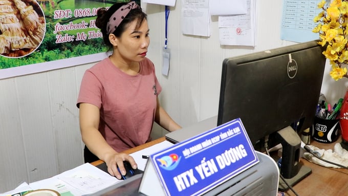 ntm-2-114826_955.jpg HTX Yến Dương (huyện Ba Bể) ứng dụng công nghệ thông tin trong quản lý, bán hàng. Ảnh: Sơn Lâm.