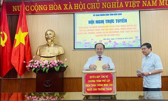 ntm1-113250_386.jpg Cán bộ tỉnh Bắc Kạn quyên góp ủng hộ chương trình phổ cập điện thoại thông minh cho người dân trên địa bàn tỉnh. Ảnh: NT.