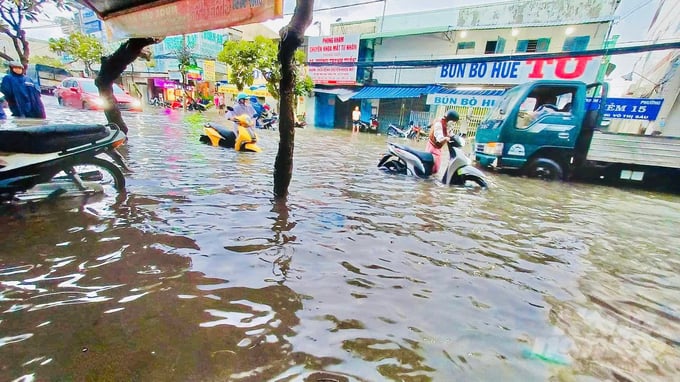 z5993283958108_d6e3e45e36dbe35bfe05b7cc14cb1880-205724_470-205724.jpg Ngày 2/11, tỉnh Bạc Liêu ghi nhận lượng mưa vượt mốc lịch sử hơn 40 năm qua. Ảnh: Trọng Linh.