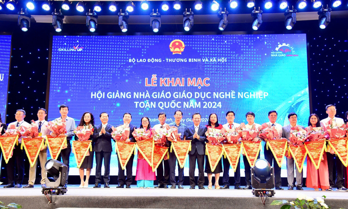 07d7642c79d6c18898c7-124153_681.jpg Các đơn vị nhận cờ lưu niệm tham dự Hội giảng nhà giáo giáo dục nghề nghiệp toàn quốc năm 2024. Ảnh: Thanh Phương.