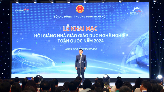 2e0691518dab35f56cba-124152_96.jpg Đại diện hội đồng giám khảo phát biểu tuyên thệ. Ảnh: Thanh Phương.