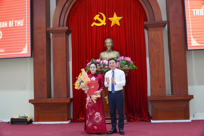 b8a5d93f91bf29e170ae-184929_365.jpg Ông Đỗ Trọng Hưng, Phó Trưởng Ban Tổ chức Trung ương đã trao Quyết định của Ban Bí thư điều động bà Nguyễn Hải Trâm giữ chức Phó Bí thư Thường trực Tỉnh ủy Tiền Giang, nhiệm kỳ 2020-2025. Ảnh: CTV.