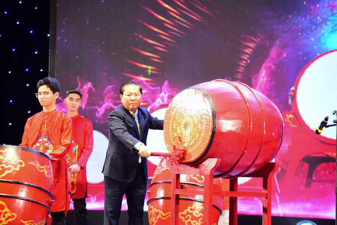d0ede215ffef47b11efe-124152_435.jpg Thứ trưởng Bộ Lao động - Thương binh và Xã hội Lê Tấn Dũng đánh trống khai mạc hội giảng. Ảnh: Thanh Phương.