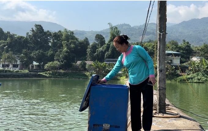 xem-anh-gan-day-4-104016_966.jpeg Bà Hoàng Thị Chắp điều khiển máy cho cá ăn tự động tại ao nuôi của gia đình. Ảnh: H.Đ.